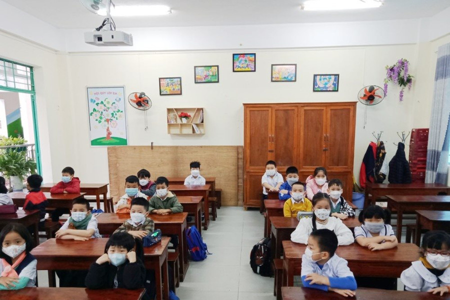 Đà Nẵng: Phụ huynh nơm nớp đưa con trở lại trường sau gần 1 năm học online