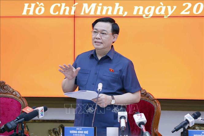 Chủ tịch Quốc hội Vương Đình Huệ làm việc với Ban Thường vụ Thành uỷ Thành phố Hồ Chí Minh