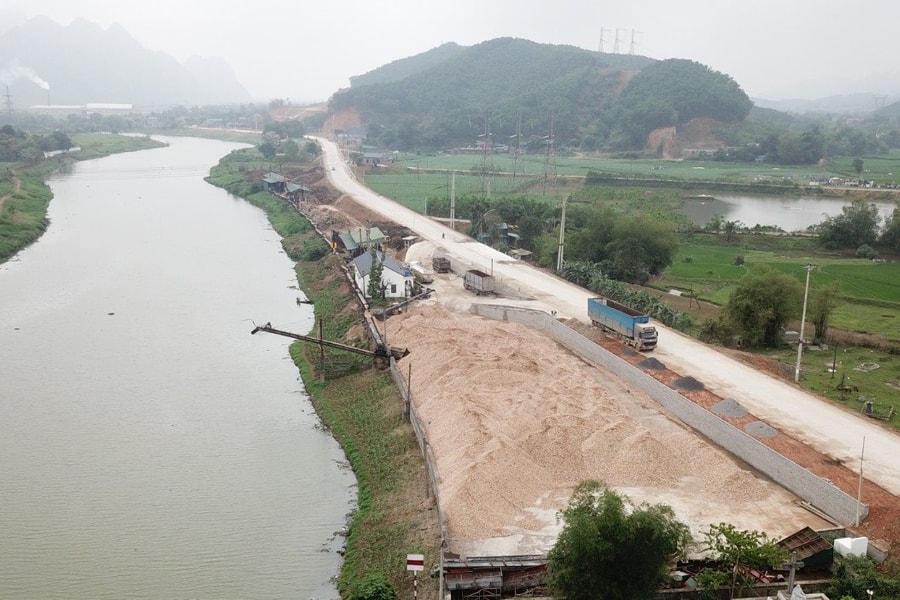 Lạc Thủy (Hòa Bình): Công ty Phú Hưng xây dựng trái phép, vi phạm hành lang bảo vệ đê điều