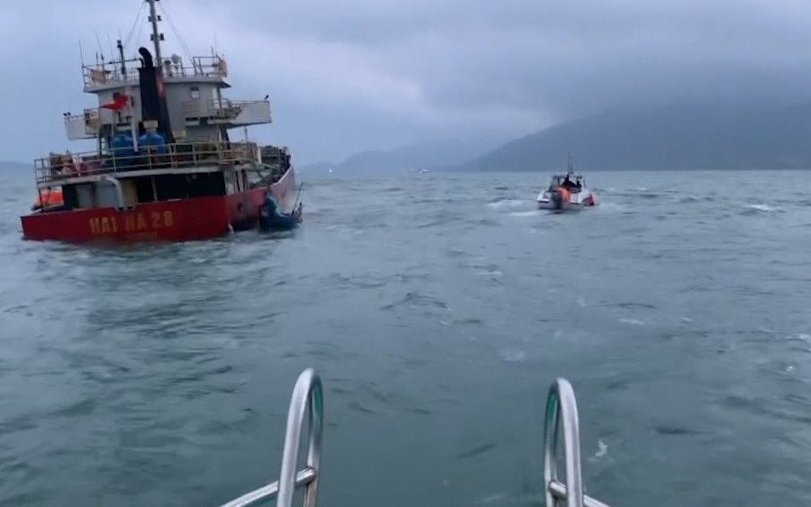 Quảng Nam: Trục vớt 2.250 tấn xi măng chìm ở biển Cù Lao Chàm trước nguy cơ ô nhiễm môi trường