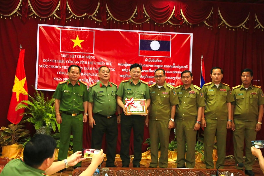 Chính phủ Lào tặng huy chương cao quý cho Công an tỉnh Thừa Thiên – Huế