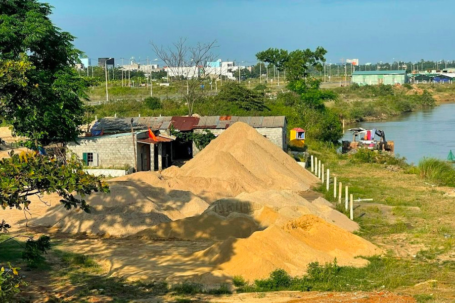 Đà Nẵng: Dai dẳng xử lý các bãi tập kết cát trái phép