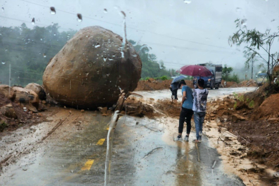 Điện Biên: Mưa kéo dài nhiều tuyến đường huyện Nậm Pồ sạt lở nghiêm trọng
