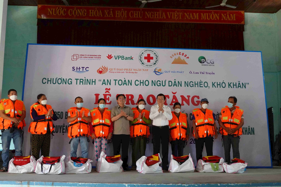 Nguyên Chủ tịch nước Trương Tấn Sang tặng áo phao cho ngư dân nghèo Bình Định 