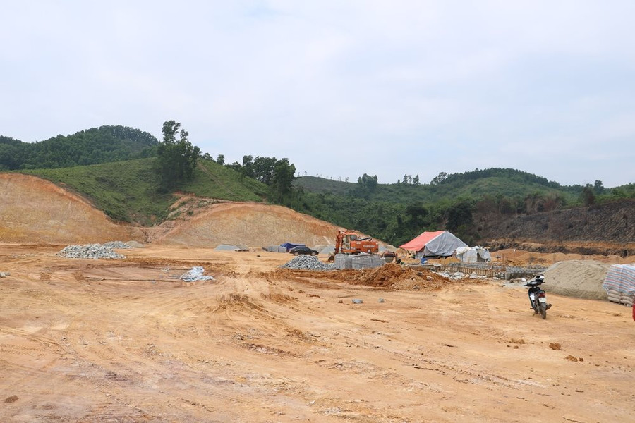 Hà Tĩnh: Dự án xử lý rác thải thi công “rùa bò”, người dân bức xúc