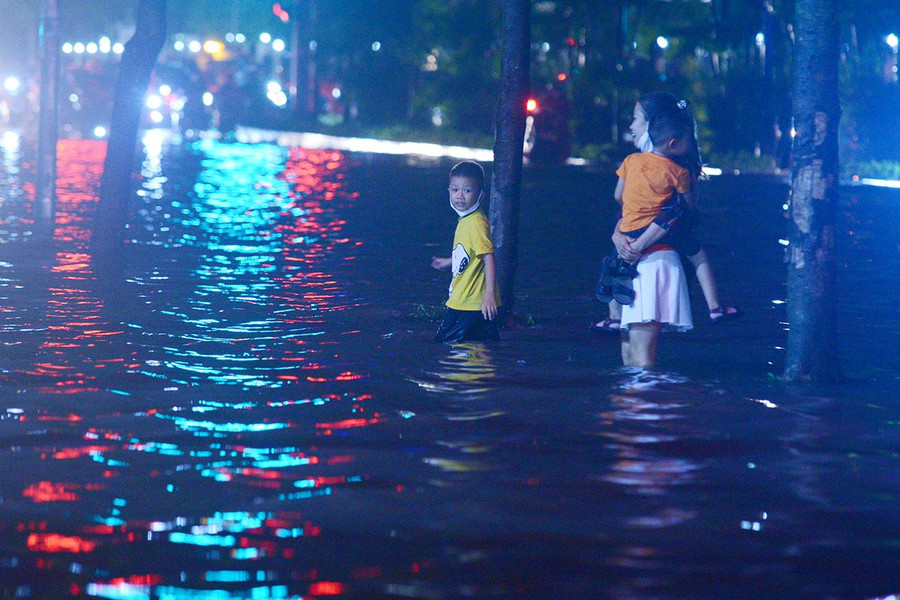 Hà Nội: Mưa lớn, nhiều tuyến phố ngập sâu