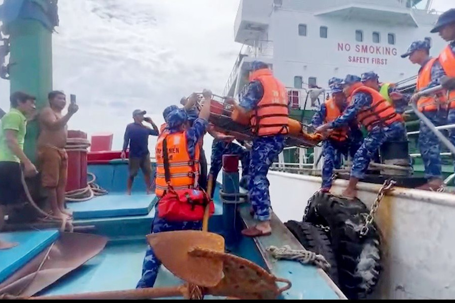 4 thuyền viên được cứu sống và đang đưa về đất liền để cấp cứu