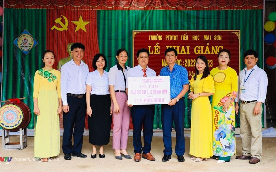 EVNGENCO1 tặng máy tính cho các trường học ở Tương Dương (Nghệ An)