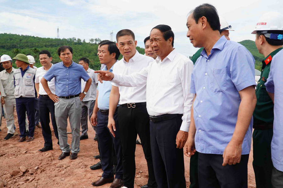 Phó Thủ tướng Lê Văn Thành: Phải tranh thủ từng ngày để hoàn thiện cao tốc Cam Lộ - La Sơn