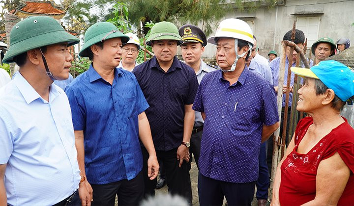 Bộ trưởng Bộ NN&PTNT kiểm tra công tác ứng phó bão số 4 tại Thừa Thiên - Huế
