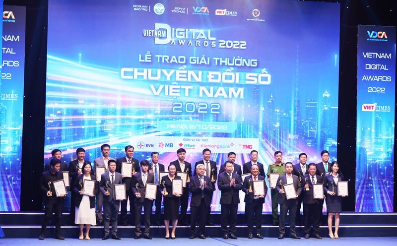 Vinh danh 49 tổ chức, doanh  chuyển đổi số xuất sắc nhất 2022