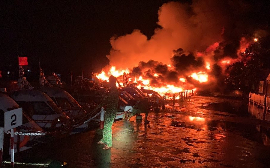 Quảng Nam: Hàng loạt ca nô và tàu gỗ bốc cháy dữ dội trong trời mưa gió lớn 