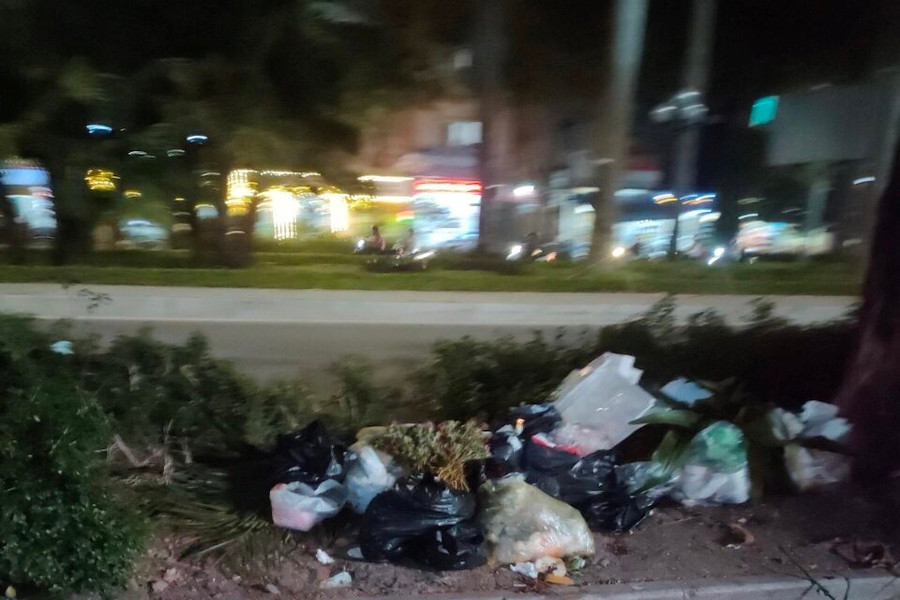 Hà Nội: Cần xử lý hết rác tồn đọng trên hè phố quận Nam Từ Liêm