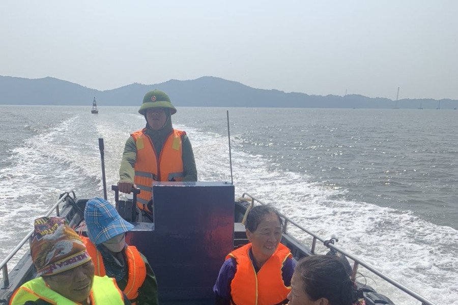 Quảng Ninh: Đưa vào bờ an toàn 23 ngư dân bị lật bè trên biển