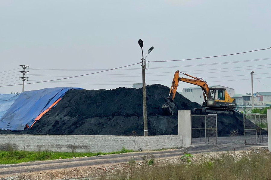 Yên Khánh (Ninh Bình): Bãi tập kết than sát khu dân cư gây ô nhiễm