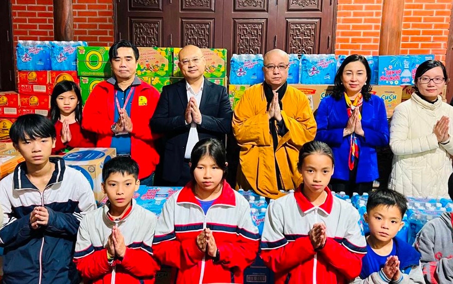 Báo Tài nguyên và Môi trường trao tặng quà Tết cho trẻ em mồ côi tại chùa Thịnh Đại, huyện Kim Bảng, tỉnh Hà Nam