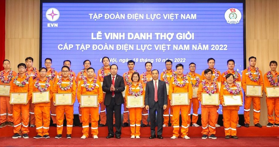 Anh Phạm Ngọc Lân được chứng nhận là Điều độ viên giỏi cấp Tập đoàn Điện lực Việt Nam