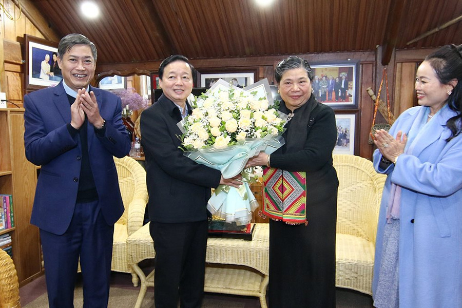 Phó Thủ tướng, Bộ trưởng Bộ TN&MT Trần Hồng Hà thăm, chúc Tết đồng chí Tòng Thị Phóng