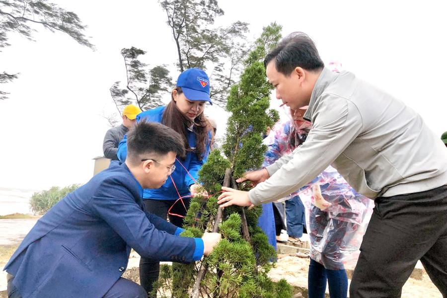 Thanh niên Quảng Trị trồng hàng ngàn cây xanh đầu năm