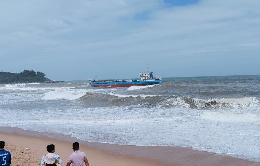 Quảng Ngãi: Sẽ bơm, hút 8.000 lít dầu từ tàu hàng gãy đôi trên biển để hạn chế ô nhiễm
