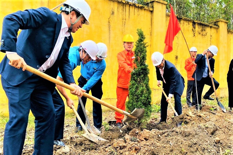 Công ty Nhiệt điện Uông Bí trồng mới gần 500 cây xanh