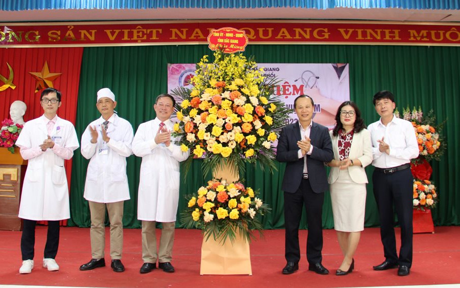 Phó Chủ tịch Thường trực UBND tỉnh Bắc Giang tới thăm, chúc mừng một số bệnh viện