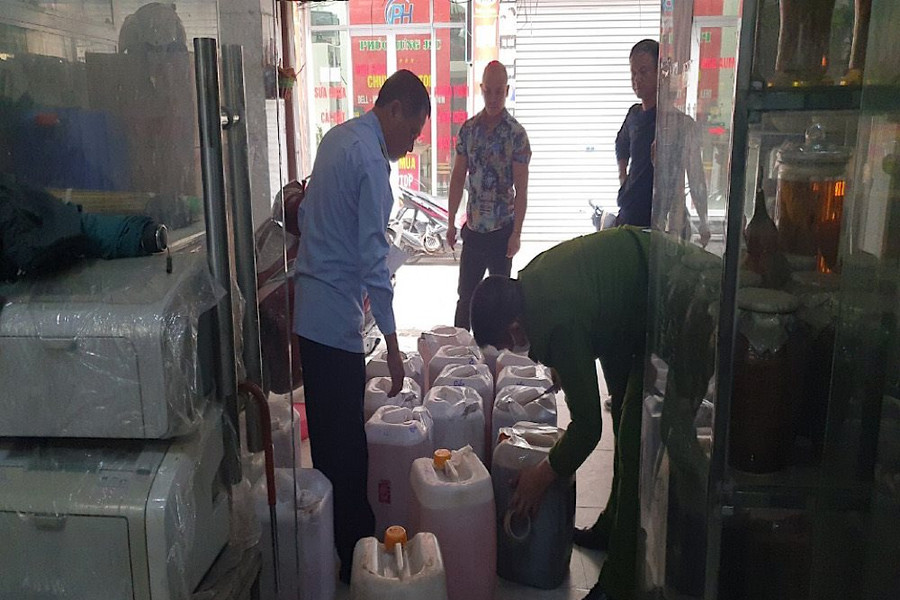Cảnh sát môi trường Hà Nội thu giữ hơn 500 lít rượu không rõ nguồn gốc 