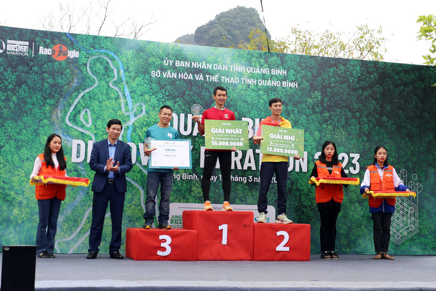 Gần 2000 vận động viên tham gia Giải marathon khám phá Quảng Bình