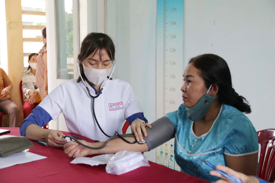 Khám bệnh và cấp phát thuốc miễn phí cho bà con miền núi Thừa Thiên – Huế