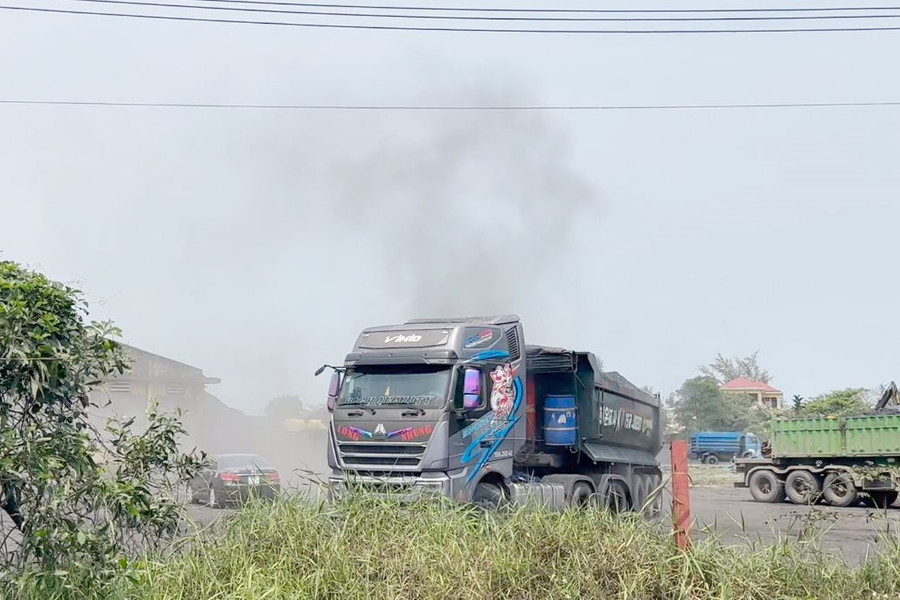 Thừa Thiên – Huế: Dân sống chung với ô nhiễm từ những “núi than” ở cảng Thuận An