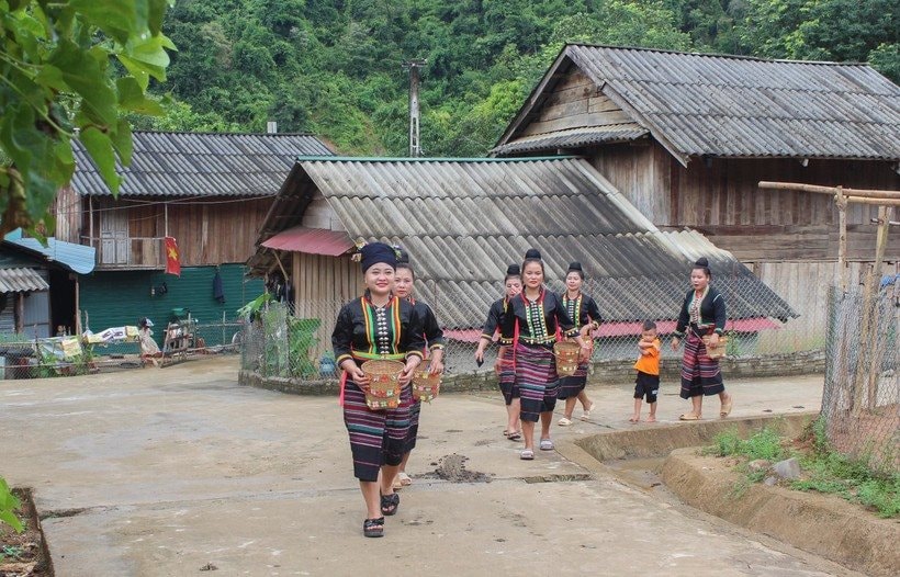 Bừng sáng bản người Cống                  