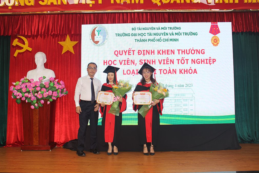 Trường Đại học TN&MT TP.HCM trao Bằng tốt nghiệp đợt 1 năm học 2022-2023