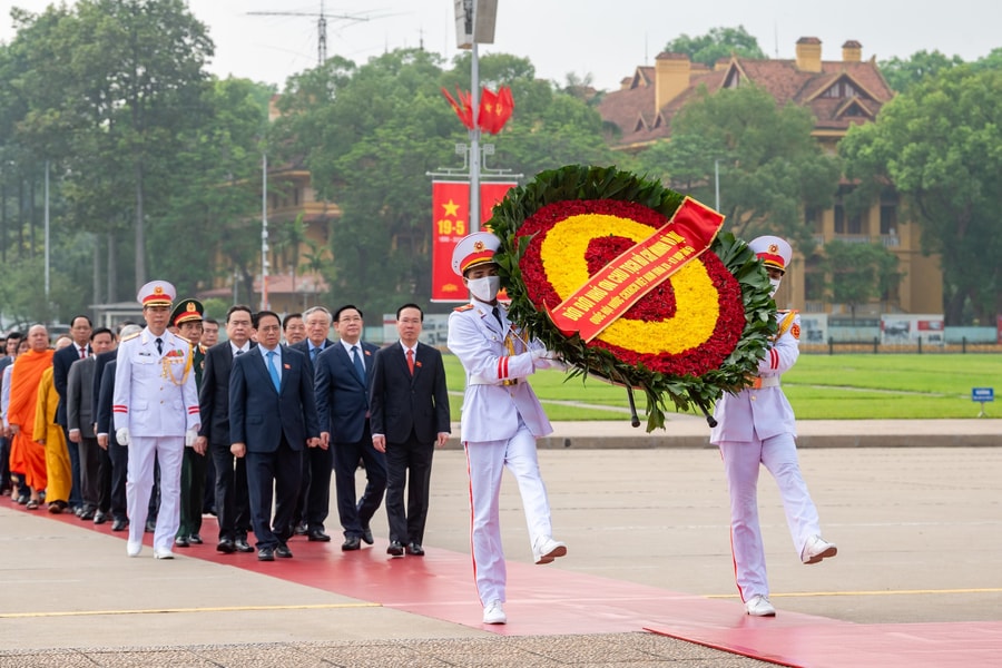 Lãnh đạo Đảng, Nhà nước và các Đại biểu Quốc hội vào Lăng viếng Chủ tịch Hồ Chí Minh