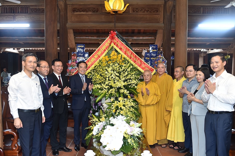 Phó Thủ tướng Trần Lưu Quang thăm, tặng quà tại Bắc Ninh nhân Lễ Phật đản Phật lịch 2567