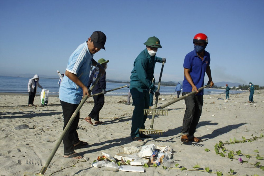 Quảng Ngãi: Ra quân thu gom rác thải nhựa, làm sạch môi trường biển