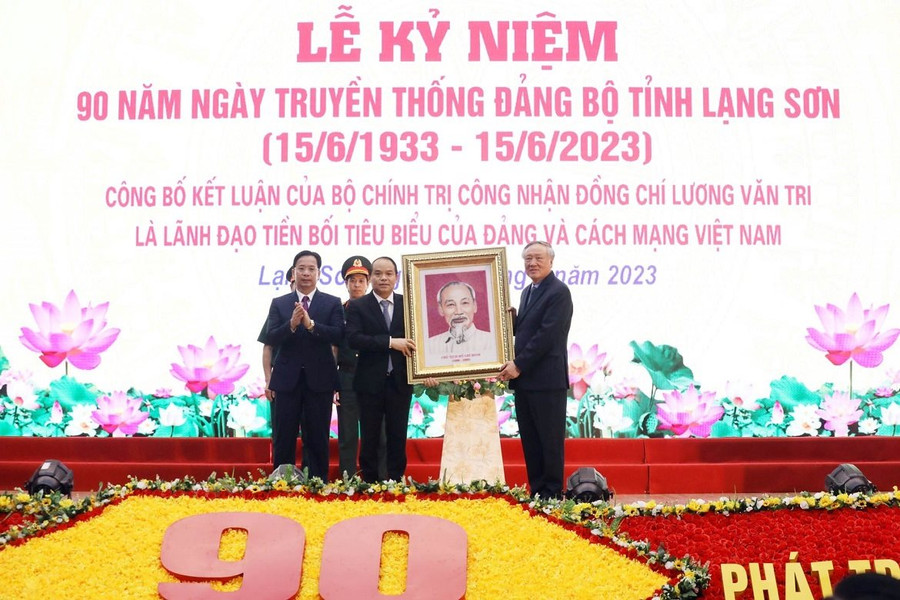Đồng chí Nguyễn Hòa Bình dự lễ kỷ niệm 90 năm ngày truyền thống Đảng bộ tỉnh Lạng Sơn