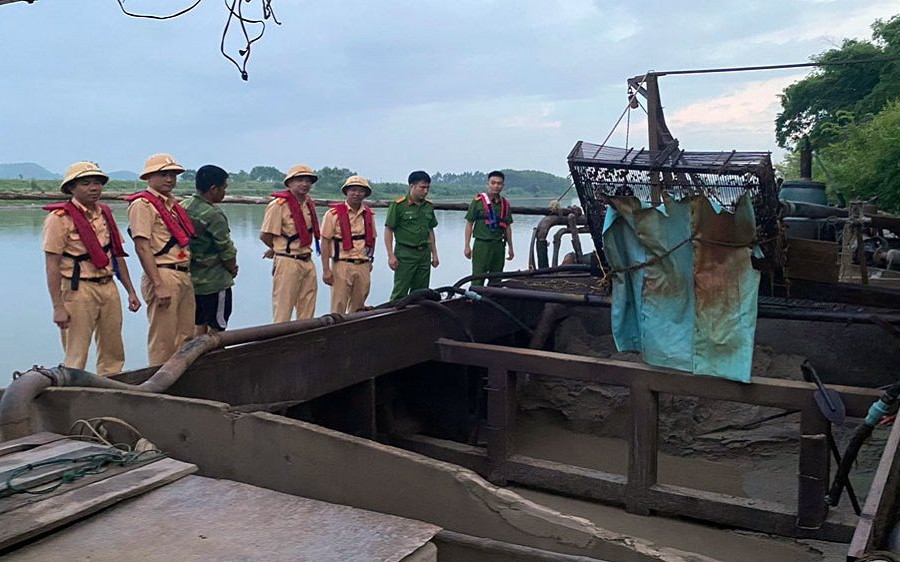 Bắt giữ một tàu không số khai thác cát trái phép ở Bắc Giang