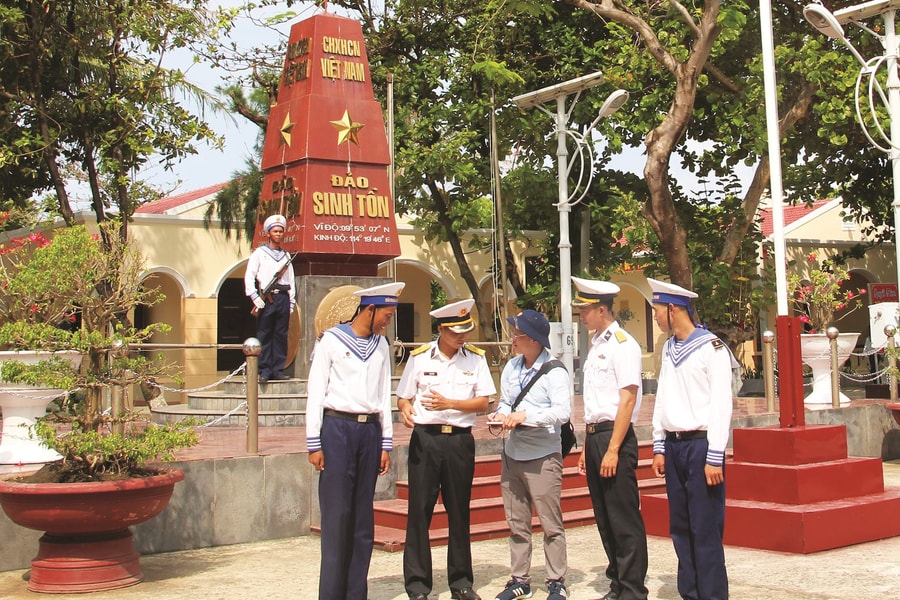 Những “cánh én đưa tin” ra đảo xa