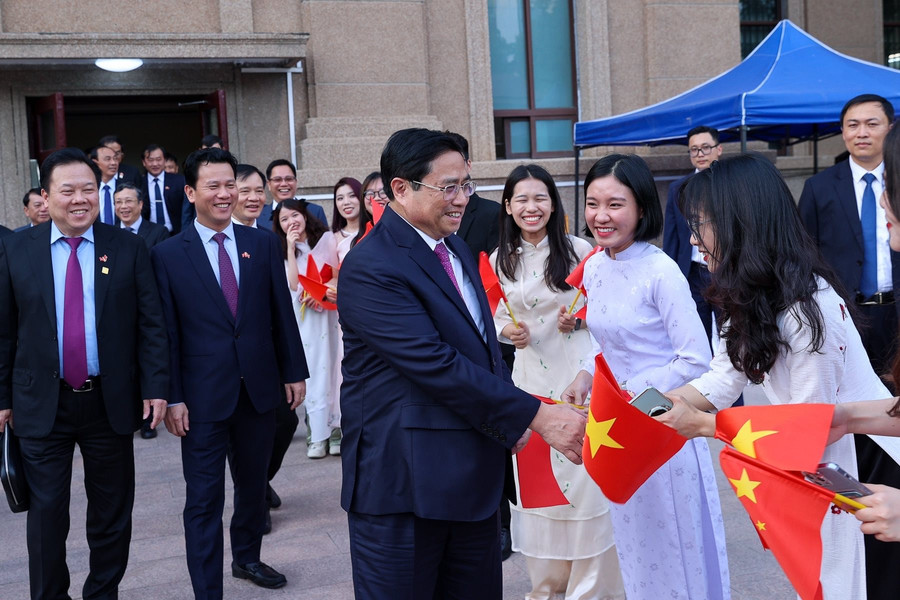 Thủ tướng thăm Đại sứ quán và gặp gỡ cộng đồng người Việt Nam tại Trung Quốc