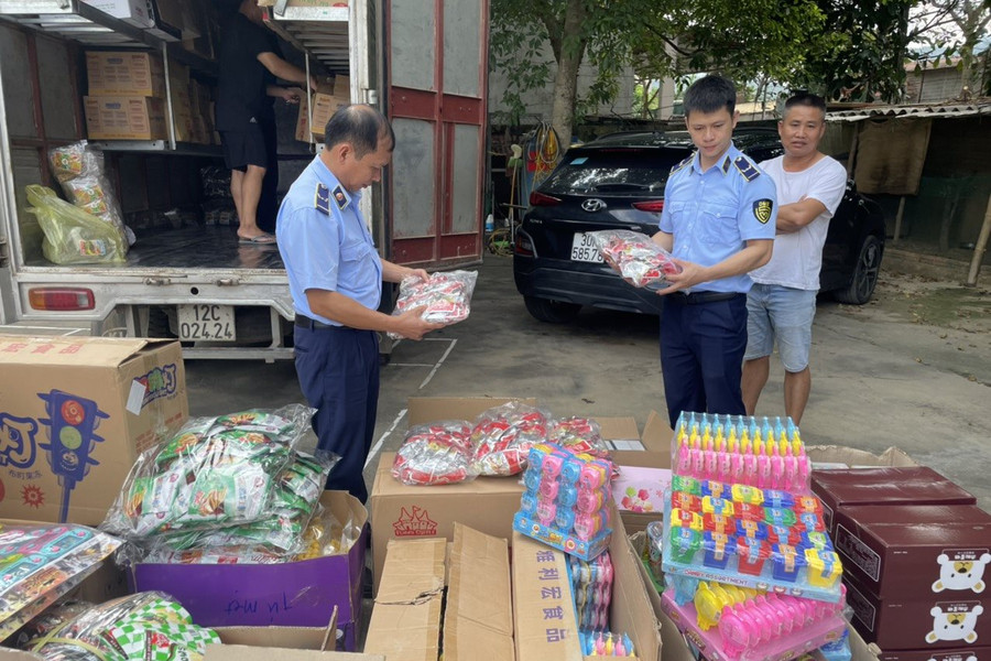 Lạng Sơn: Thu giữ hàng nghìn sản phẩm thực phẩm nhập lậu