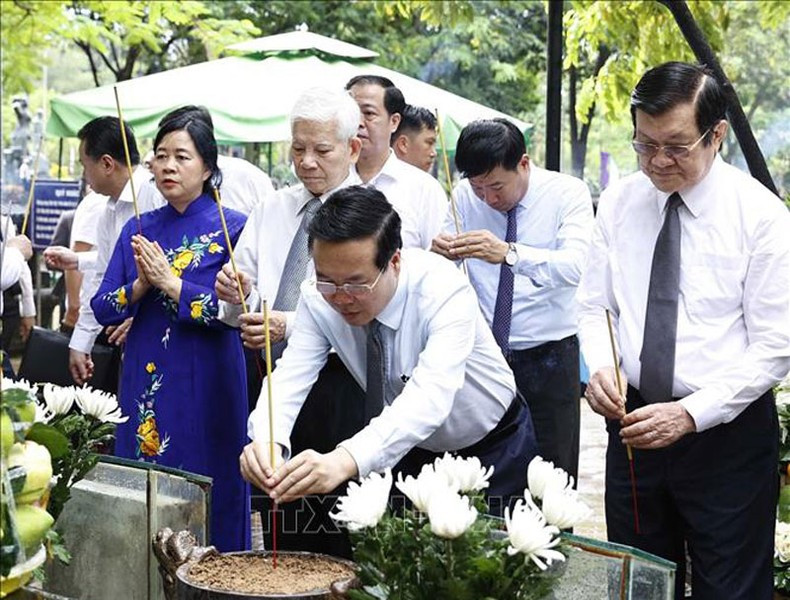 Chủ tịch nước Võ Văn Thưởng dự Lễ viếng các Anh hùng, Liệt sĩ tại Nghĩa trang Hàng Dương