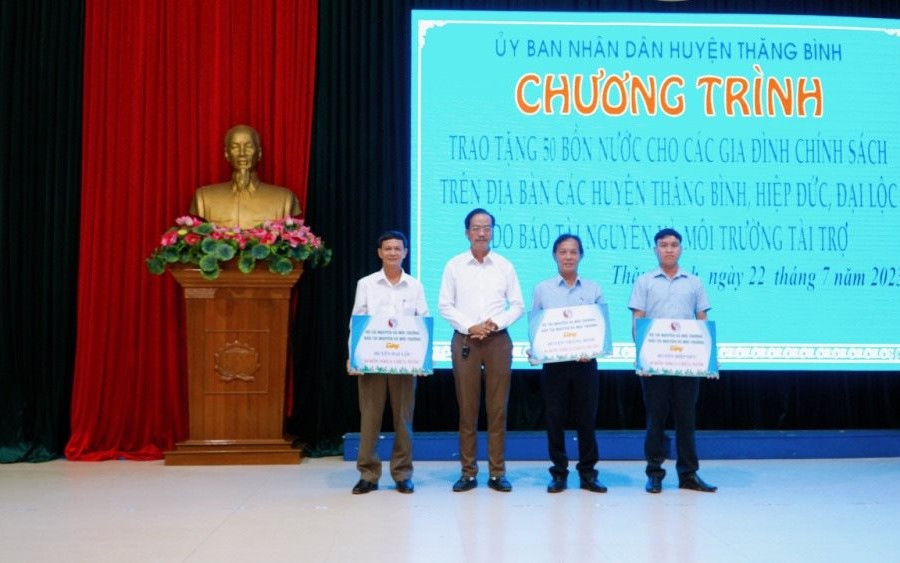 Báo Tài nguyên và Môi trường trao tặng 50 bồn chứa nước cho các gia đình chính sách tại Quảng Nam