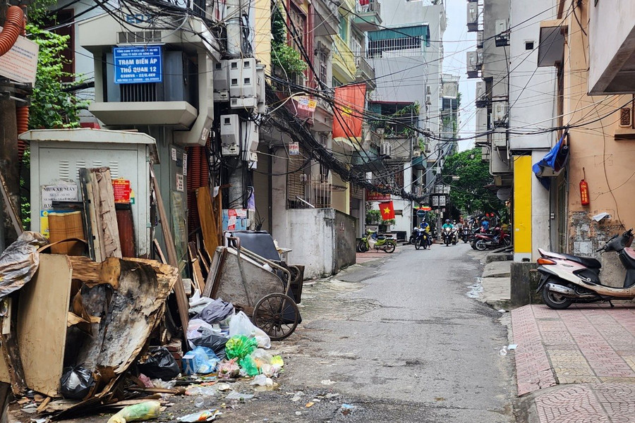 Hà Nội: đường Đê La Thành nhiều rác