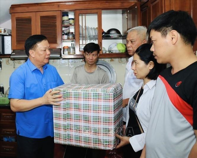 Bí thư Thành ủy Hà Nội thăm hỏi, động viên các nạn nhân vụ cháy chung cư mini