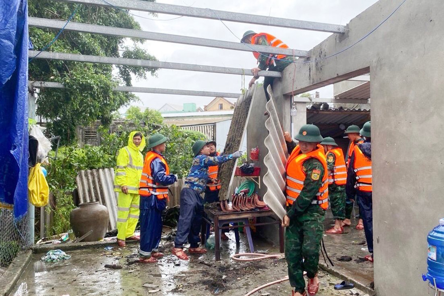 Lốc xoáy liên tiếp ở Thừa Thiên – Huế, hàng chục nhà dân tốc mái