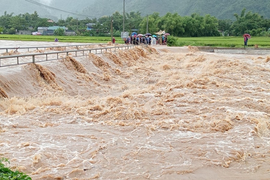 Sơn La: Sạt lở đất bất ngờ làm 3 người mất tích