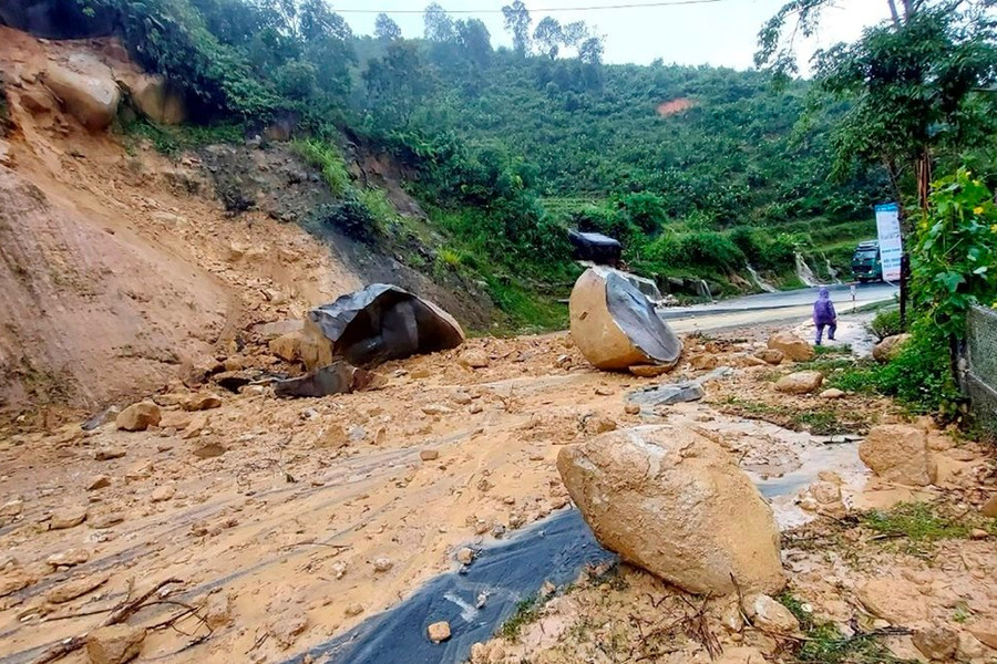 Mưa lũ gây sạt lở nhiều tuyến đường tại Lào Cai