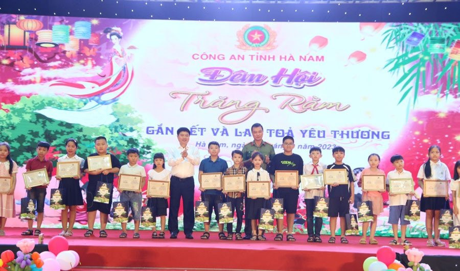 Công an tỉnh Hà Nam tổ chức đêm hội trăng rằm cho thiếu nhi