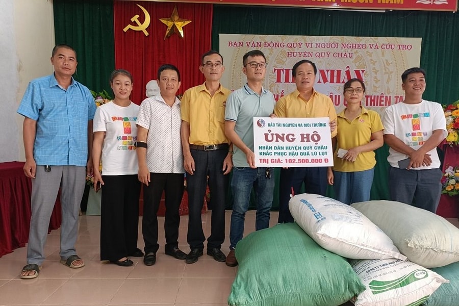 Báo TN&MT cùng các nhà tài trợ hỗ trợ người dân bị thiệt hại bởi lũ lụt ở huyện Quỳ Châu