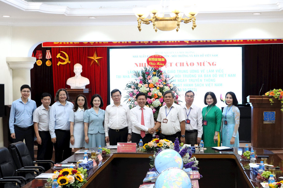 Ban Tuyên giáo Trung ương chúc mừng Nhà xuất bản Tài nguyên Môi trường và Bản đồ Việt Nam nhân kỷ niệm Ngày truyền thống